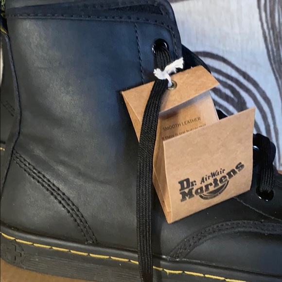 COPY - Dr. Martens Shoreditch Black Greasy Lamper - Picture 2 of 4